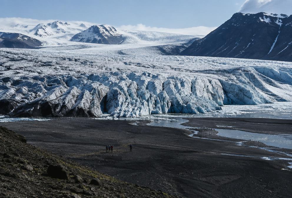 Wide Icelandic glacier landscape with researchers in the distance
